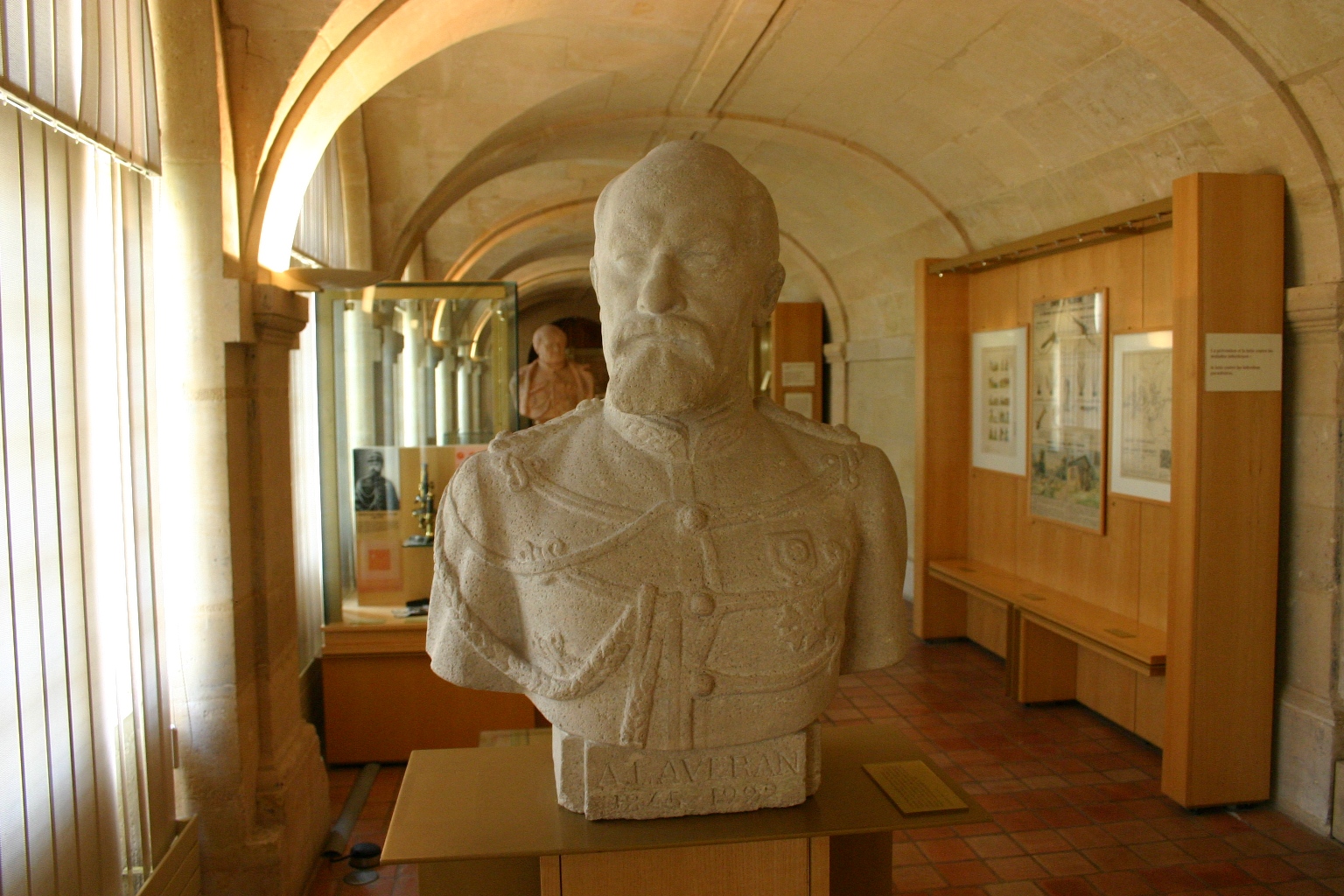 Alphonse Laveran's bust, Val-de-Grâce, Paris - 02.JPG